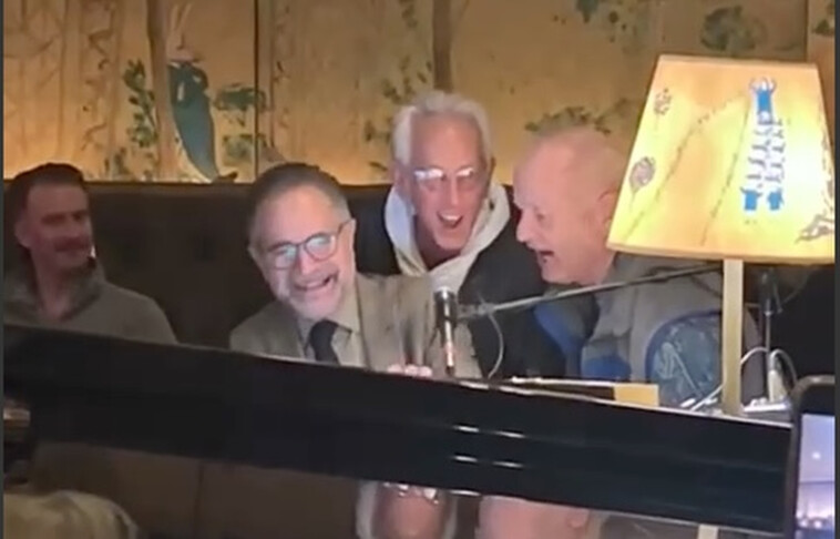 bill-murray-crashes-piano-player’s-set-at-nyc-celeb-hotspot-bemelmans-to-sing-this-’70s-hit