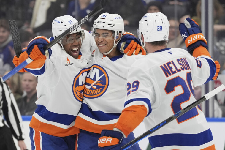 anthony-duclair’s-return-helps-islanders-click-with-healthy-forward-group