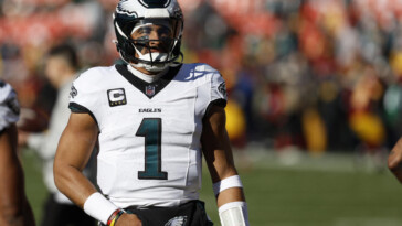 eagles-qb-jalen-hurts-ruled-out-of-game-vs.-commanders-with-concussion,-replaced-by-kenny-pickett