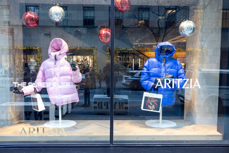 automated-window-displays-at-nyc-aritzia-stores-appear-to-do-‘trump-dance’