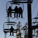 colorado-skiers-and-snowboarders-stranded-for-hours-on-cracked-lift,-forced-to-come-down-on-ropes