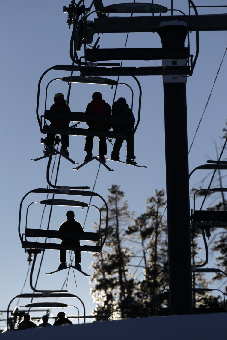 colorado-skiers-and-snowboarders-stranded-for-hours-on-cracked-lift,-forced-to-come-down-on-ropes