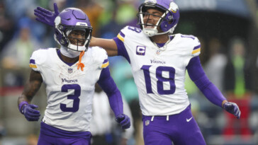 nfl-scores:-vikings-outduel-seahawks-in-seattle-to-keep-pace-for-no.-1-seed;-miami-stays-alive-in-afc-playoff-chase