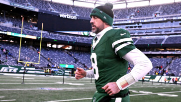 aaron-rodgers-bristles-at-idea-jets-should-have-run-more-in-cold-weather