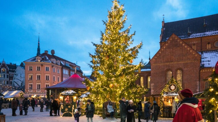 latvia-claims-to-have-displayed-the-world’s-first-christmas-tree-in-1510-adorned-with-artificial-roses