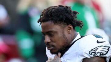 watch:-eagles’-cj-gardner-johnson-for-unsportsmanlike-conduct,-flips-off-commanders-fans-as-he-leaves