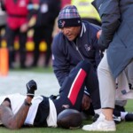 texans-wr-dell-has-torn-acl,-dislocated-kneecap