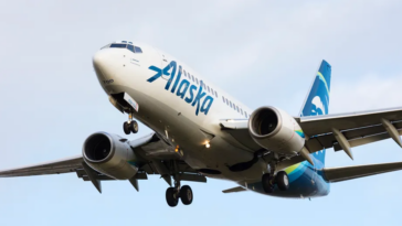 woman-climbs-onto-wing-of-alaska-airlines-plane-at-seattle-airport-due-to-‘anxiety’