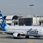 ‘anxious’-alaska-airlines-flyer-opens-emergency-exit-and-climbs-onto-plane-wing-during-deboarding