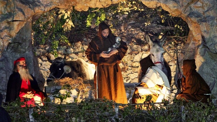 historic-italian-village-credited-for-first-of-its-kind-christmas-nativity-scene-draws-crowds-for-800-years