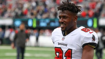 ex-nfl-star-antonio-brown-makes-his-stance-on-raw-milk-consumption-clear