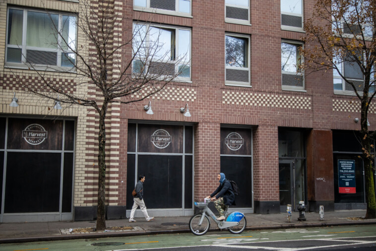 people-walking-by-ritzy-nyc-building-get-doused-with-stinky-mystery-fluids-—-and-no-one-knows-who’s-doing-the-dumping