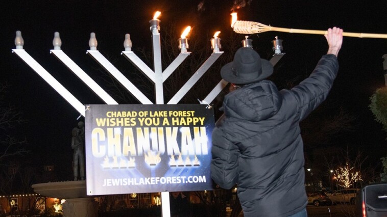 illinois-city-sparks-complaints,-petition-by-limiting-hanukkah-menorah-display-to-just-a-few-hours