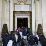 pilgrims-traverse-vatican-holy-door-as-christmas-marks-the-start-of-the-2025-holy-year