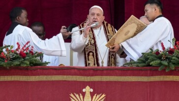 pope-francis-addresses-ukraine,-middle-east-in-christmas-day-message:-‘may-the-sound-of-weapons-be-silenced’