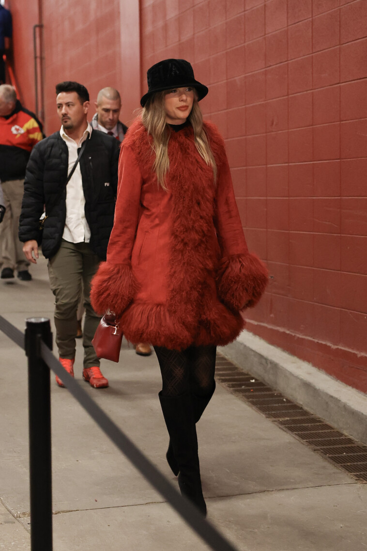 no-sign-of-taylor-swift-at-chiefs-steelers-christmas-game