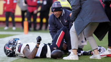 tank-dell’s-ghastly-knee-injury-could-keep-him-out-for-texans’-entire-2025-season