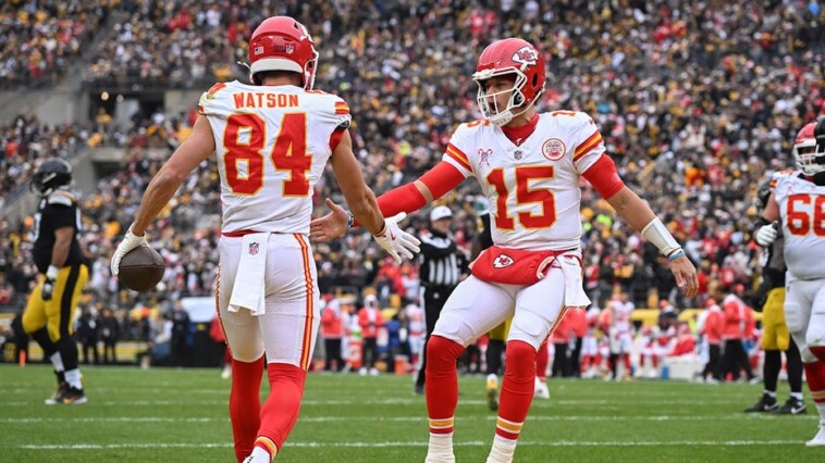 chiefs-clinch-no.-1-seed,-first-round-bye-in-playoffs-with-dominant-win-over-steelers