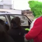 police-officer-dressed-as-the-grinch-beats-door-open-with-sledge-hammer,-makes-drug-bust-in-peru-–-video