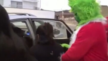 police-officer-dressed-as-the-grinch-beats-door-open-with-sledge-hammer,-makes-drug-bust-in-peru-–-video