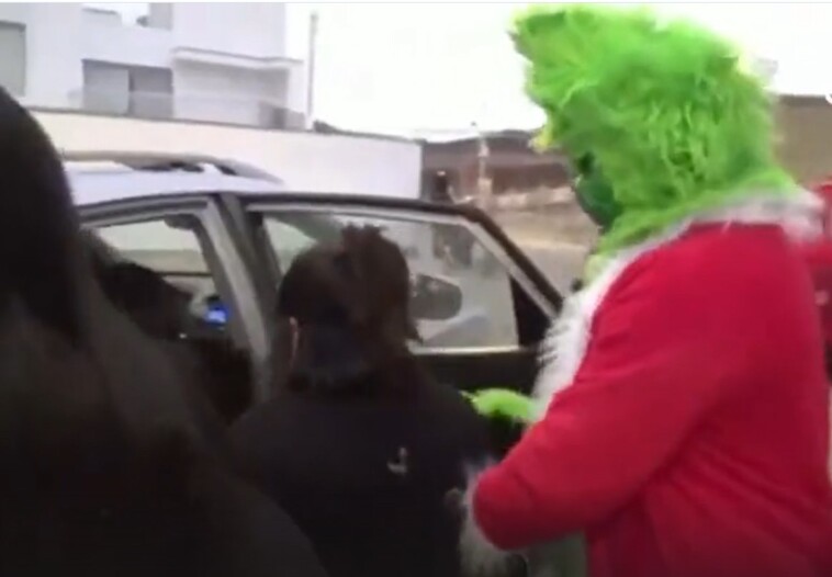 police-officer-dressed-as-the-grinch-beats-door-open-with-sledge-hammer,-makes-drug-bust-in-peru-–-video