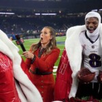 ravens’-lamar-jackson,-derrick-henry-refuse-to-eat-netflix-football-cake-in-awkward-moment