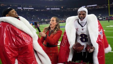 ravens’-lamar-jackson,-derrick-henry-refuse-to-eat-netflix-football-cake-in-awkward-moment