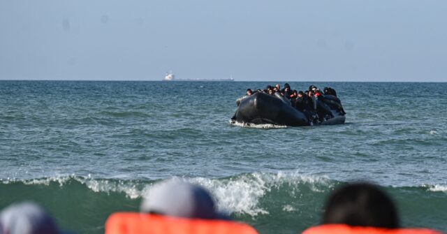 hundreds-of-illegal-boat-migrants-cross-english-channel-on-christmas