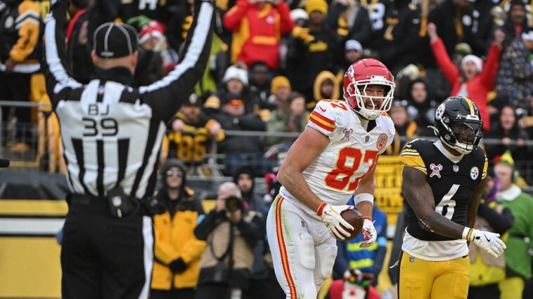 chiefs-great-tony-gonzalez-vows-to-pay-travis-kelce’s-fine-after-record-breaking-touchdown