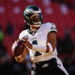 nfl-injury-tracker-week-17:-jalen-hurts-still-in-concussion-protocol,-josh-allen-not-affected-by-broken-hand,-christian-watson-not-practicing