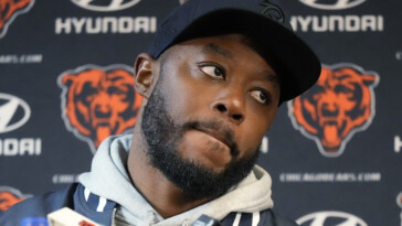 bears-coach-thomas-brown-oddly-defends-weird-timeout-in-awful-‘tnf’-loss