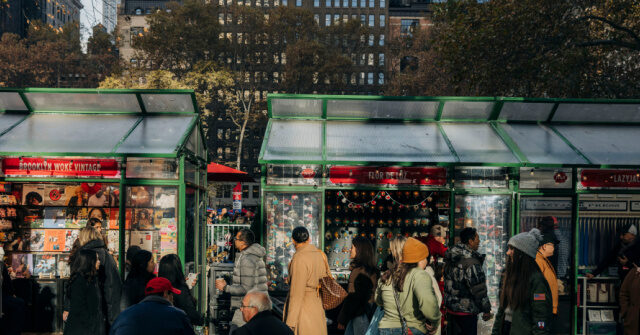 watch:-stall-at-nyc’s-bryant-park-christmas-market-goes-up-in-flames