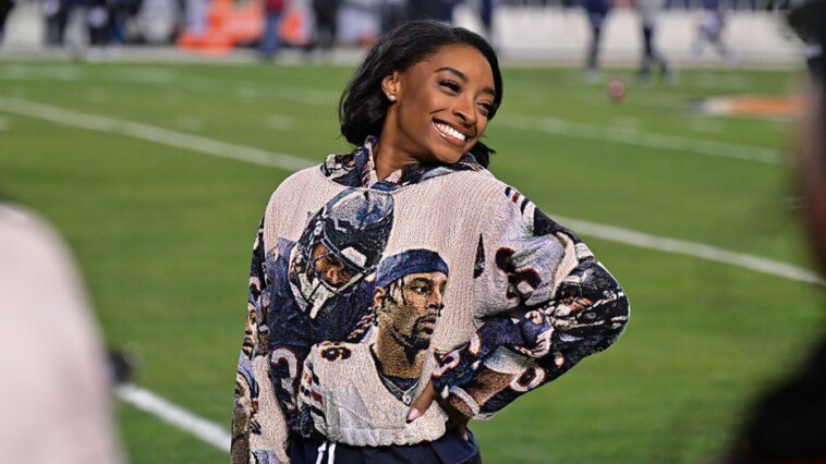 simone-biles-sports-custom-jonathan-owens-outfit-to-bears’-final-home-game