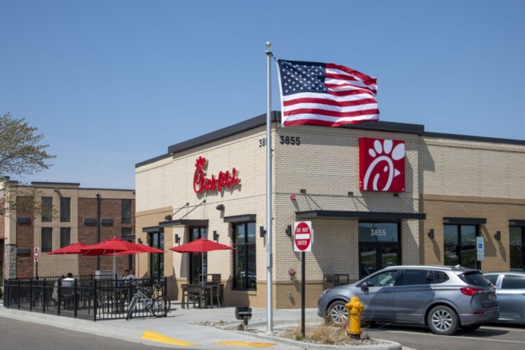 read-the-emails-from-‘courageous’-hospital-staffers-who-complained-about-free-chick-fil-a