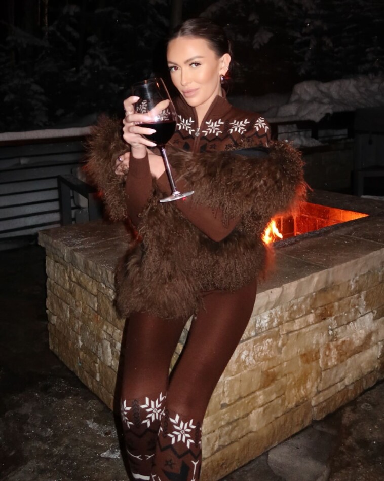 paulina-gretzky-savoring-‘cozy-season’-in-new-photos-after-birthday-festivities