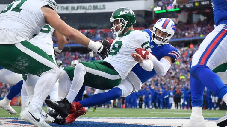 aaron-rodgers-sets-dreadful-nfl-record-as-jets-crushed-against-bills