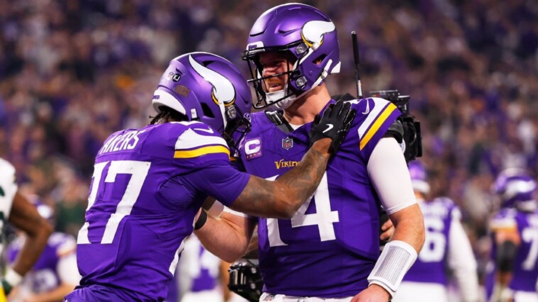 darnold-greeted-by-vikings-‘mayhem’-after-key-win