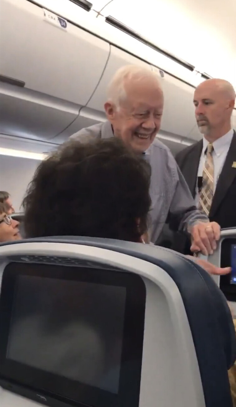 president-jimmy-carter-shakes-hands-with-delta-passengers-in-heartwarming-resurfaced-video