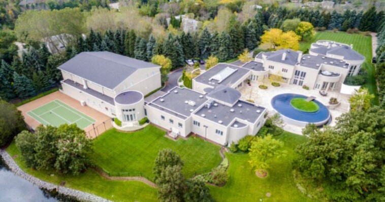 we-finally-know-who-bought-michael-jordan’s-megamansion-–-this-makes-total-sense