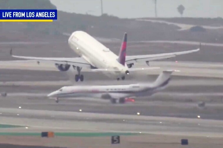 harrowing-footage-shows-gonzaga-team-plane,-delta-jet-near-miss-on-lax-runway