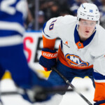 simon-holmstrom-injured-for-islanders-with-season-slipping-away