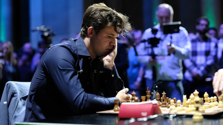 chess-grand-master-magnus-carlsen-sports-jeans-in-return-to-championship-following-dress-code-controversy