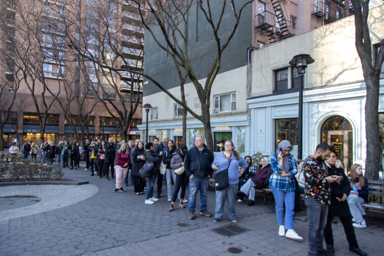 selfie-obsessed-tourists-create-roosevelt-island-tram-jam:-‘horrible,-horrible!’