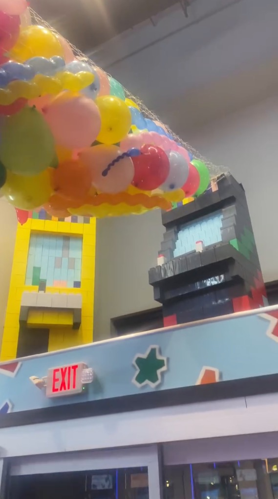 balloon-drop-pulls-massive-lego-display-onto-new-year’s-eve-arcade-revelers,-injuring-10