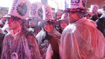 thousands-of-times-square-revelers-unfazed-by-thunderstorms-as-they-ring-in-2025:-‘an-epic-experience’