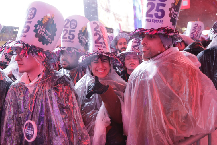 thousands-of-times-square-revelers-unfazed-by-thunderstorms-as-they-ring-in-2025:-‘an-epic-experience’