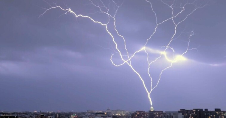 lightning-strikes-us.-capitol-building-as-america-rings-in-2025:-a-perfect-finale-to-another-tumultuous-year-under-joe-biden