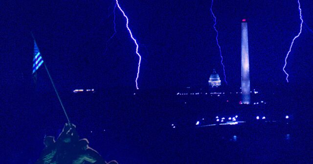 watch:-lightning-strikes-capitol-dome-on-new-year’s-eve