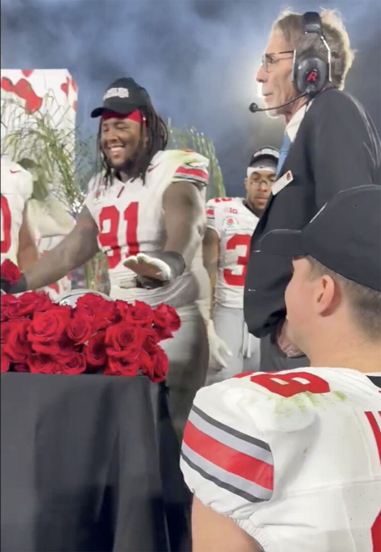 will-howard’s-ohio-state-celebrations-boomerang-from-security-stop-to-kiss-with-girlfriend