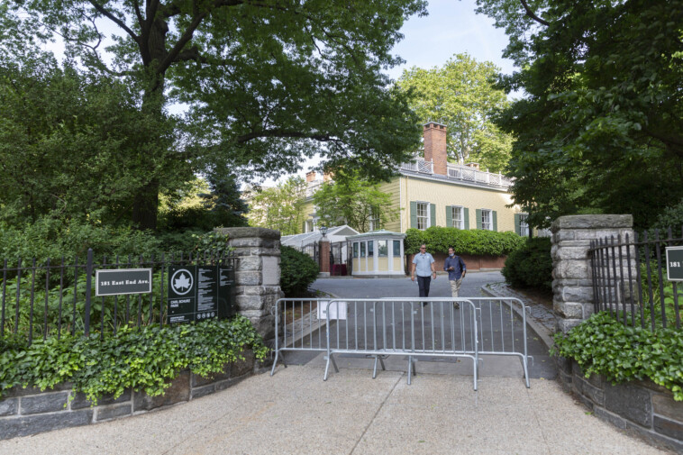 intruder-caught-in-bedroom-at-nyc-gracie-mansion:-sources